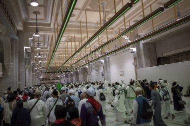 Mekke, Suudi Arabistan - 31 Mayıs 2024: Hac ve Umrah hacıları Mekke 'deki Mescidi Haram' da yeşil ışık altında Sa 'i' yi icra ettiler. Hac 2024.