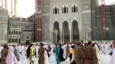 Mekke, Suudi Arabistan - 1 Haziran 2024: Dünyanın dört bir yanından Hac ve Umrah hacıları Mescidi Haram, Suudi Arabistan 'daki Büyük Cami yakınlarında yürüyorlar. Hac 2024.