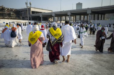 Mekke, Suudi Arabistan - 5 Haziran 2024: Hac ve Umrah hacı Mescidi Haram, Suudi Arabistan 'daki Büyük Cami yakınlarında yürüyorlar. Hac 2024.