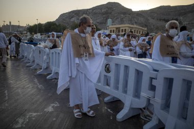 Mekke, Suudi Arabistan - 6 Haziran 2024: Hac ve Umrah hacı Mescidi Haram, Suudi Arabistan 'daki Büyük Cami yakınlarında yürüyorlar. Hac 2024.