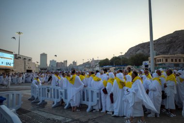 Mekke, Suudi Arabistan - 6 Haziran 2024: Hac ve Umrah hacı Mescidi Haram, Mekke 'deki Büyük Cami yakınlarında yürüyordu. Suudi Arabistan. Hac 2024.