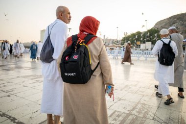 Mekke, Suudi Arabistan - 6 Haziran 2024: Türkiye 'den Hac ve Umrah hacı, Diyanet, Mescidi Haram, Suudi Arabistan' daki Büyük Cami yakınlarında yürüyorlar. Hac 2024.