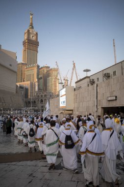Mekke, Suudi Arabistan - 6 Haziran 2024: Hac ve Endonezya 'dan gelen hacılar Mescidi Haram, Suudi Arabistan' daki Büyük Cami yakınlarında yürüyorlar. Hac 2024.