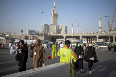Mekke, Suudi Arabistan - 5 Haziran 2024: Suudi Arabistan Temizlik Hizmetlileri, El Haram Camii yakınlarındaki Shib Amir otobüs terminalinde, Mekke, Makkah, Suudi Arabistan. Hac 2024.