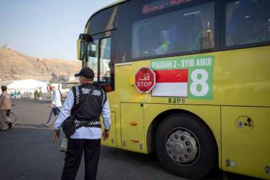 Mekke, Suudi Arabistan - 4 Haziran 2024: Endonezyalı bir hac görevlisi El Haram Camii, Makkah, Suudi Arabistan yakınlarındaki Shib Amir Otobüs Terminali 'nde görevlidir. Hac 2024