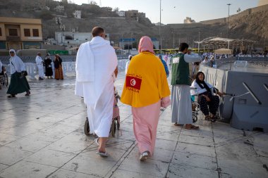 Mekke, Suudi Arabistan - 5 Haziran 2024: Hac ve Umrah hacı ailesi, Makkah, Suudi Arabistan 'daki Mescidi Haram yakınlarında yürüyorlar. Hac 2024.