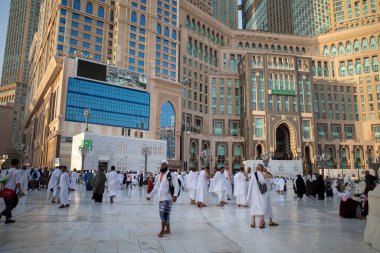 Mekke, Suudi Arabistan - 5 Haziran 2024: Dünyanın dört bir yanından Hac ve Umrah hacıları Mescidi Haram yakınlarında yürüyorlar. Hac 2024.