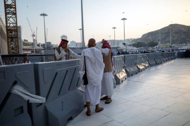 Mekke, Suudi Arabistan - 4 Haziran 2024: Suudi Arabistan Hac görevlileri El Haram Camii, Makkah, Suudi Arabistan yakınlarında görevdeler. Hac 2024