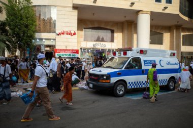 Mekke, Suudi Arabistan - 12 Haziran 2024: Müslüman hacılar ve umrah için Makkah şehrindeki tıbbi tesislerden biri olan bir ambulans.