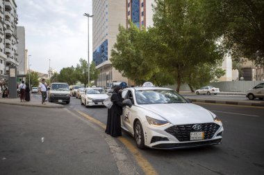 Mekke, Suudi Arabistan - 12 Haziran 2024: Suudi Arabistan 'da bir kadın Makkah şehrinde Hac sezonunda taksi kullanıyor. Hac 2024.