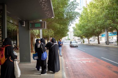 Mekke, Suudi Arabistan - 12 Haziran 2024: Hac ve Umrah hacı İranlı Makkah, Suudi Arabistan 'da otobüs bekliyor. Hac 2024.