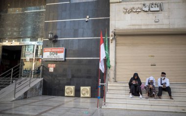 Mekke, Suudi Arabistan - 3 Haziran 2024: Hac ve Endonezya 'dan gelen hacılar, Suudi Arabistan' daki bir otelin önünde oturuyorlar. Hac 2024.