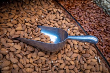 Suudi Arabistan, Makkah 'ta bir fındık dükkanında bir yığın badem..