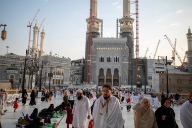 Mekke, Suudi Arabistan - 8 Haziran 2024: Dünyanın dört bir yanından Hac ve Umrah hacıları Mescidi Haram, Mekke 'deki Büyük Cami, Suudi Arabistan.