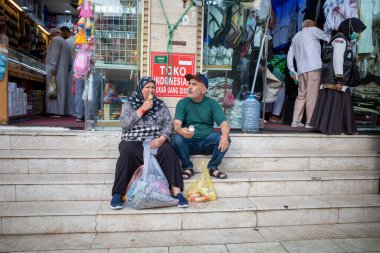 Mekke, Suudi Arabistan - 11 Haziran 2024: Türkiye 'den Hac ve Umrah hacıları, Makkah, Suudi Arabistan' daki bir Toko Endonezya 'nın (Endonezya) önünde oturuyorlar.