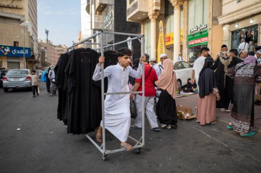 Mekke, Suudi Arabistan - 12 Haziran 2024: Hac mevsiminde Suudi Arabistan 'ın Makkah kentindeki otelin önünde birçok ürün satan insanlar.