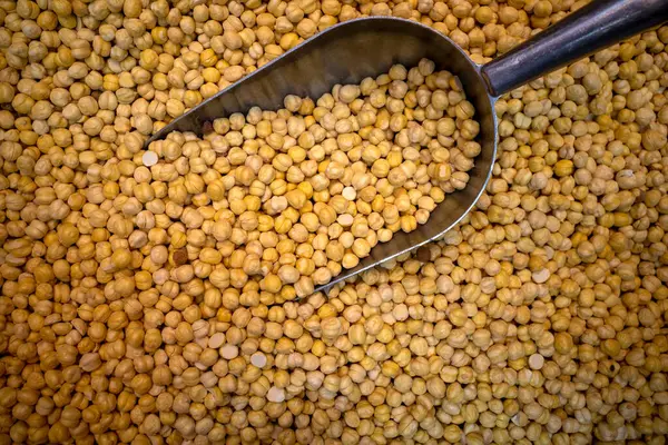 stock image A pile of chickpeas and a scooping spoon at a food shop in Makkah city, Saudi Arabia.