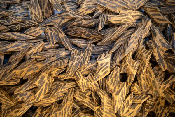 Gaharu, Agarwood parçaları, arka plan için güzel kokulu odun Mekke, Mekke, Suudi Arabistan 'da bir parfüm dükkanında satılıyor..