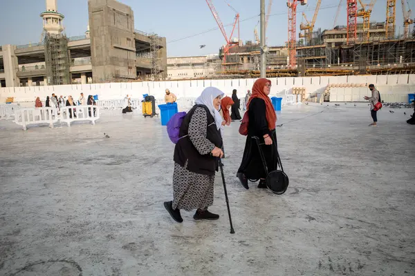 Mekke, Suudi Arabistan - 8 Haziran 2024: Mekke, Mekke, Suudi Arabistan 'daki Büyük Cami, Mescidi Haram yakınlarında yürüyen Türkiye' den hacı ve Umrah hacılar.