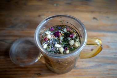 Tisane çayı, kokulu bitkiler, meyve, ağaç kabuğu, çiçek veya baharat karışımı, sıcak suda demlenmiş veya kaynatılmış, genellikle kafeinsiz..