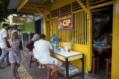 Yogyakarta, Endonezya - 14 Eylül 2024: Soto Bu Cip, Endonezya 'nın Yogyakarta şehrinde geleneksel bir et yemeği.