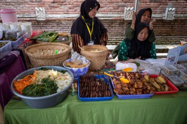 Yogyakarta-Endonezya, 21 Eylül 2024: Pasar Lawas Mataram festivalinde Cava geleneksel yemekleri satan Endonezyalı kadınlar, Kota Gede, Yogyakarta, Endonezya.