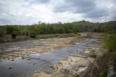 Kurak mevsimde Gunung Kidul, Yogyakarta, Endonezya 'da bir nehir. Doğal bir manzara..