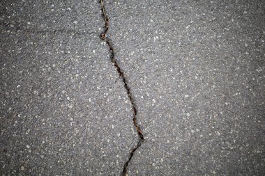 Asfalt çatlakları, Endonezya 'daki deprem nedeniyle yol yüzeyinde hasar..