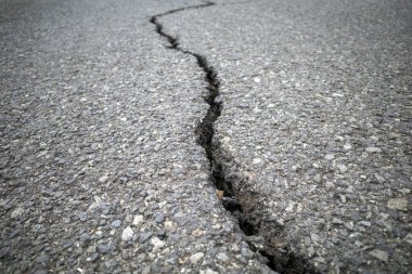 Asfalt çatlakları, Endonezya 'daki deprem nedeniyle yol yüzeyinde hasar..