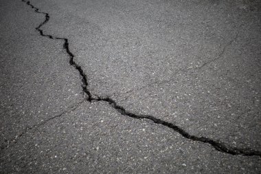 Asfalt çatlakları, Endonezya 'daki deprem nedeniyle yol yüzeyinde hasar..