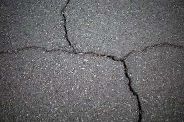 Asfalt çatlakları, Endonezya 'daki deprem nedeniyle yol yüzeyinde hasar..