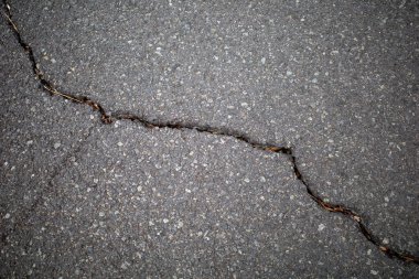 Asfalt çatlakları, Endonezya 'daki deprem nedeniyle yol yüzeyinde hasar..