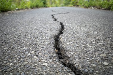 Asfalt çatlakları, Endonezya 'daki deprem nedeniyle yol yüzeyinde hasar..