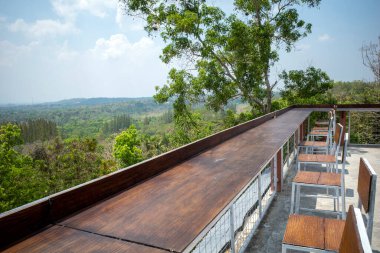 Oturmak ve Endonezya 'daki Yogyakarta tepesinden manzaranın tadını çıkarmak için boş tahta sandalyeler..