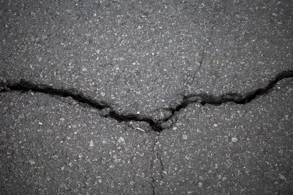 Asfalt çatlakları, Endonezya 'daki deprem nedeniyle yol yüzeyinde hasar..