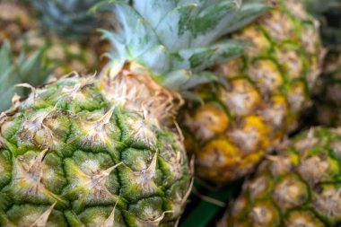 Yogyakarta, Endonezya 'daki geleneksel pazarda taze ananas..