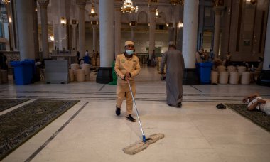 Mekke, Suudi Arabistan - 4 Haziran 2024: Suudi Arabistan Temizlik Hizmetlileri El Haram Camii, Makkah, Suudi Arabistan. Hac 2024.