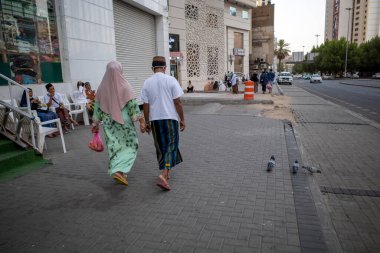 Mekke, Suudi Arabistan - 13 Haziran 2024: Bir çift Endonezyalı hacı ve Umrah hacı, Makkah, Suudi Arabistan 'dan hediyeler satın aldılar. Hac 2024.