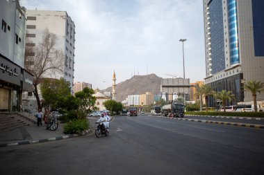 Mekke, Suudi Arabistan - 10 Haziran 2024: Makkah şehrinde hac sezonunda motosiklet, otobüs ve kamyonlarla dolu bir otoyol.