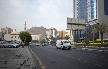 Mekke, Suudi Arabistan - 10 Haziran 2024: Makkah şehrindeki Müslüman hacılar ve umralar için tıbbi tesislerden biri olan bir ambulans.