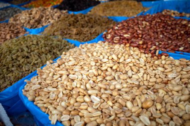 Suudi Arabistan 'ın Makkah şehrinde bir gıda dükkanında kızarmış fıstık..