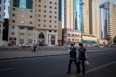Mekke, Suudi Arabistan - 13 Haziran 2024: Petugas Haji Endonezya, Endonezya, Mekke, Makkah, Suudi Arabistan 'da otel yakınlarında yürüyen Endonezya Hac Memurları. Hac 2024.
