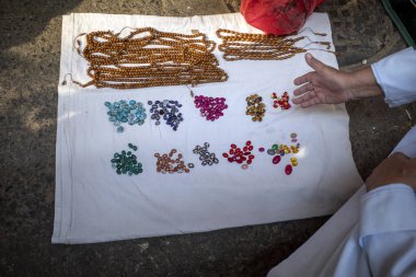 Hacc sezonunda Suudi Arabistan 'da, Makkah' ta otelin önünde mücevher satan insanlar.
