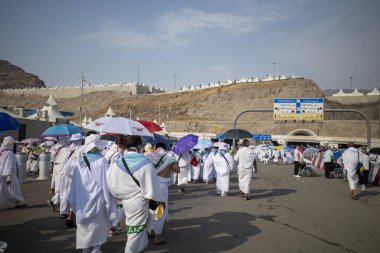 Mekke, Suudi Arabistan - 16 Haziran 2024: Hac sezonunda Mina, Suudi Arabistan 'daki Jamarat taşlama ayinine doğru bir tünelde yürüyen hacılar