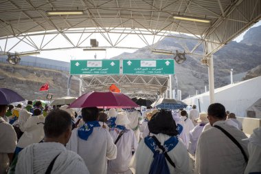 Mekke, Suudi Arabistan - 16 Haziran 2024: Hac sezonunda Mina, Suudi Arabistan 'daki Jamarat taşlama ayinine doğru bir tünelde yürüyen hacılar