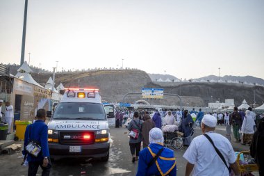 Mekke, Suudi Arabistan - 18 Haziran 2024: Mekke yakınlarındaki Mina çadırlarından biri olan bir ambulans, hacı müslümanlar için Suudi Arabistan.