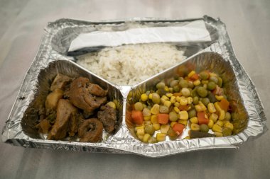 Hac mevsiminde Mina 'da, Suudi Arabistan' da Jamarat taşlama ayini sırasında Endonezya 'dan gelen hacılar için kahvaltı menüsü..