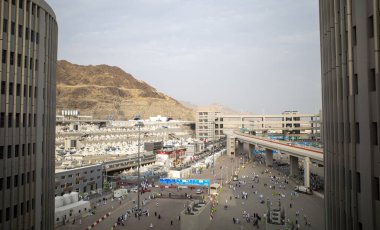 Mekke, Suudi Arabistan - 16 Haziran 2024: Hac mevsiminde Mina, Suudi Arabistan 'da taşlama ayini sırasında hacılar için ilanlar ve çadırlar.