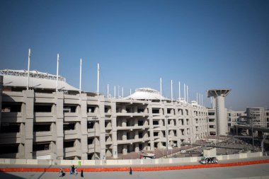 Mekke, Suudi Arabistan - 16 Haziran 2024: Hac mevsiminde Mina, Suudi Arabistan 'da taşlama ayini sırasında hacılar için ilanlar ve çadırlar.