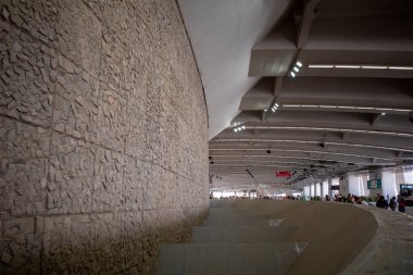 Mekke, Suudi Arabistan - 17 Haziran 2024: Hac sezonunda Mina, Suudi Arabistan 'da Jamarat taşlama ayini yapan hacılar.